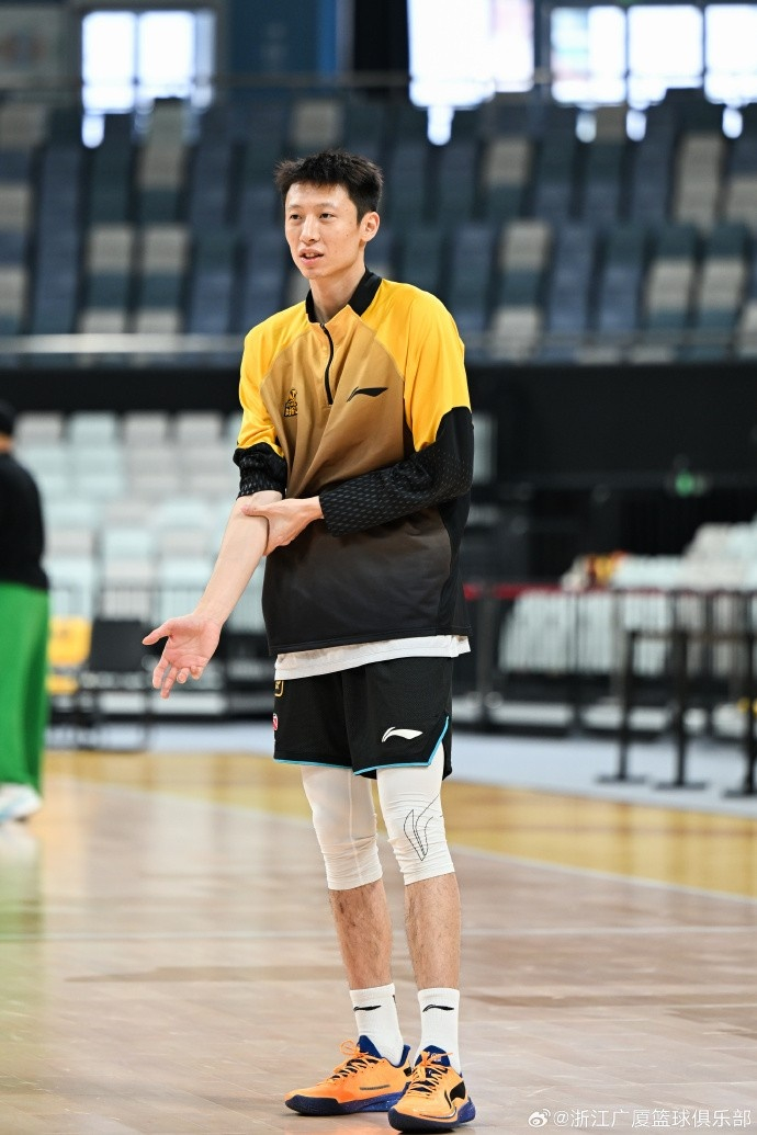 九游体育下载-包含山东男篮赛后队长鼓劲今晚广厦男篮调整名单以备意大利杯，莎拉波娃在掘金比赛中悬念迭起瞬间刷屏的词条